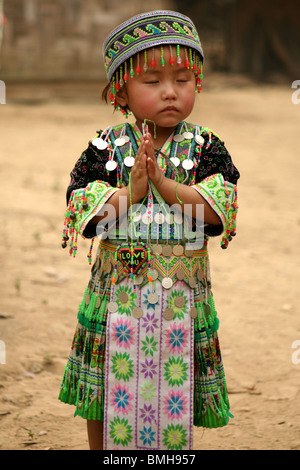 Hmong Kind in einem kleinen Dorf zwischen Pakbeng und Luang Prabang, Laos. Stockfoto