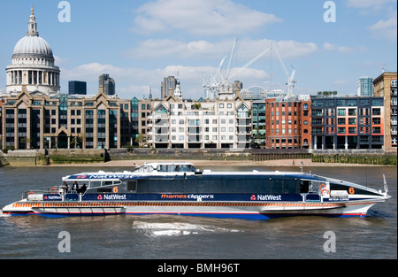 Thames Clippers "Meteor" Richtung Osten mit St. Pauls Kathedrale im Hintergrund Stockfoto