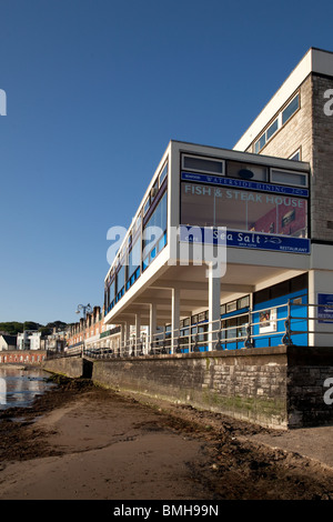 Leere Promenade und Restaurant mit Blick auf das Meer bei Swanage Stockfoto