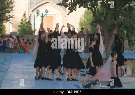 Junge Frauen Vorbereitung einen Tanz, Registan, Samarkand, Usbekistan Stockfoto