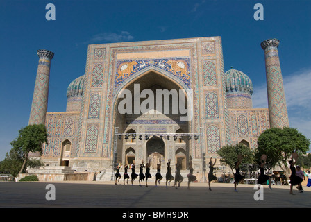 Junge Frauen Vorbereitung einen Tanz, Registan, Samarkand, Usbekistan Stockfoto