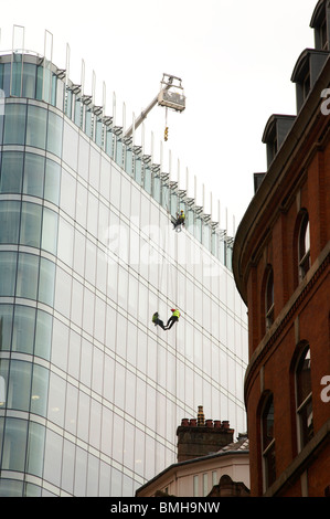 Fensterputzer auf Wolkenkratzer in Manchester UK Stockfoto