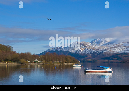 Schnee auf Ben Lomond, von Luss, Loch Lomond, Schottland. Stockfoto