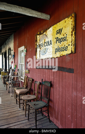 Veranda auf der Diebe Markt Antiquitätenladen in Mount Pleasant, South Carolina Stockfoto