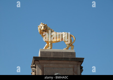 Die goldene Löwenstatue über dem Eingang zur Westtribüne, Allianz Stadium, Twickenham, Heimstadion des englischen Rugby International. Stockfoto