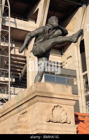 Eine Statue vor dem Weststand im Allianz Stadium, Twickenham, Heimstadion des englischen Rugbys, in SW London, Großbritannien. August 2009 Stockfoto