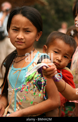 Hmong Kind mit ihrem Bruder in einem kleinen Dorf zwischen Pakbeng und Luang Prabang, Laos. Stockfoto