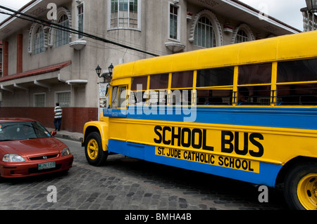 Philippinen, Manila, Old fashioned Schulbus in Intramuros das älteste Viertel der Stadt Manila. Stockfoto