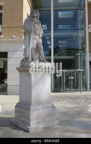Dieses Replikat Rysbrack Statue von Sir Hans Sloane liegt im Duke of York Square in der Nähe von Sloane Square in Chelsea. Stockfoto