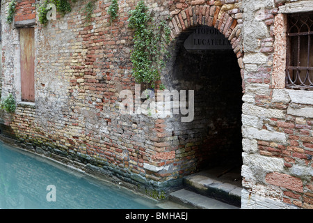 Eingang zu einer Gasse von einem Kanal in Venedig, Italien Stockfoto