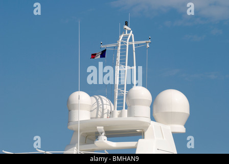 Radar und Kommunikation Kuppeln auf Superyacht vertäut in Cannes. Cote d ' Azur. Frankreich. Französische Flagge. Stockfoto