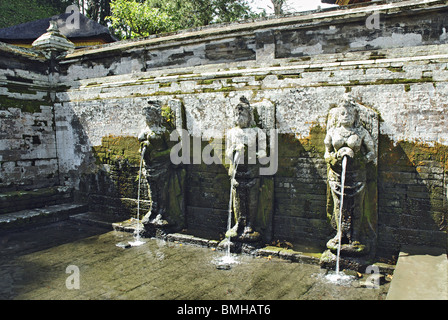 Indonesien-Bali, Goa Gajah Höhle/Elefantenhöhle. Nymphen oder. Göttinnen mit Wasserspeier. Stockfoto