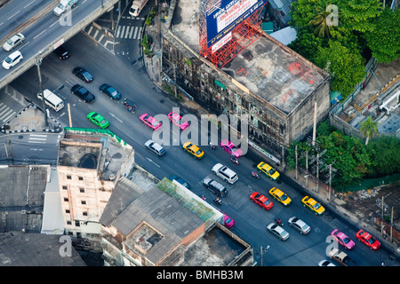Erhöhten Blick auf die stark befahrene Straße-System in Bangkok, Thailand, Südostasien Stockfoto