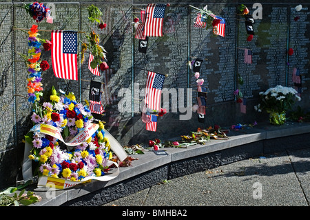 Fahnen und Blumen in der Vietnam Veterans Memorial in Washington State-Wand am Memorial Day in Olympia, Washington befinden. Stockfoto