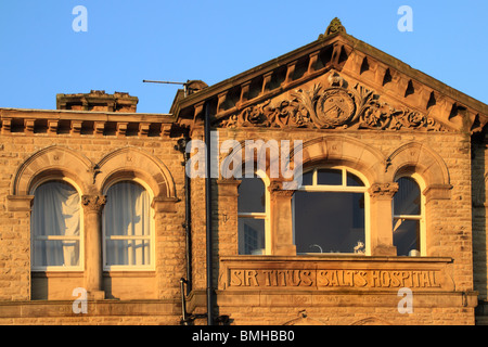 Das alte Sir Titus Salt Krankenhaus, jetzt Wohnungen im Dorf Saltaire, Bradford, West Yorkshire Stockfoto