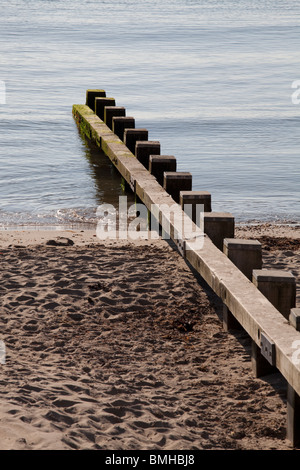 Hölzerne Buhne auf leeres Meer Strand Stockfoto