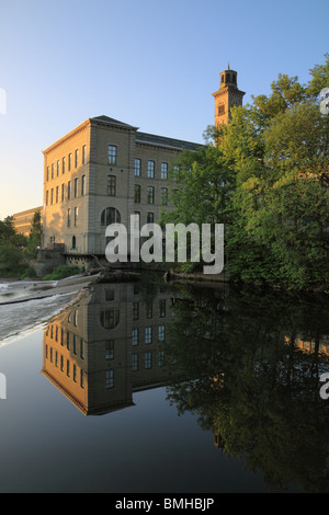 Eine Ansicht der neuen Mühle bei Salts Mill, Saltaire, spiegelt sich im Fluss Aire, Bradford, West Yorkshire Stockfoto