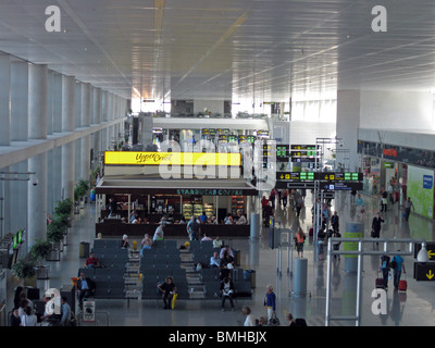 Blick entlang der Pier des terminal 3 (Luftseite), Flughafen, Malaga, Costa Del Sol, Provinz Malaga, Andalusien, Südspanien, Westeuropa. Stockfoto