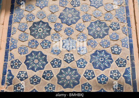 Mosaik an Wand des Hauses, Registan, Samarkand, Usbekistan Stockfoto