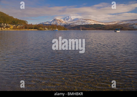 Schnee auf Ben Lomond, von Luss, Loch Lomond, Schottland. Stockfoto