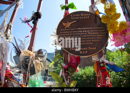 Dekoration/Erinnerungsstücke an den Toren der Cross Bones Friedhof, Southwark, London, UK Stockfoto