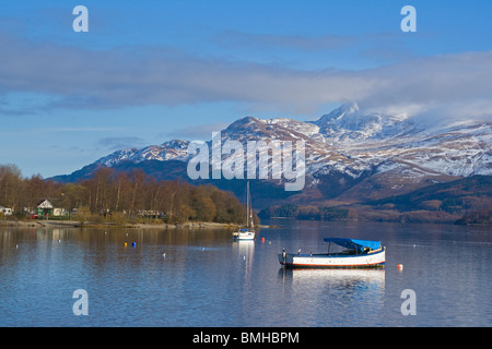 Schnee auf Ben Lomond, von Luss, Loch Lomond, Schottland. Stockfoto