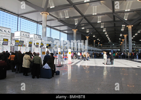 Terminal 3 Check-in Halle, Flughafen Malaga, Malaga, Costa Del Sol, Provinz Malaga, Andalusien, Südspanien, Westeuropa. Stockfoto