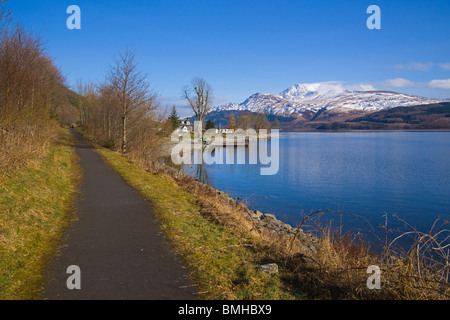 Schnee auf Ben Lomond, von in der Nähe von Luss, Loch Lomond, Schottland. Stockfoto