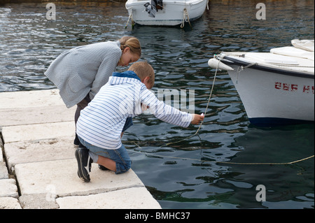 Kroatien, Split, dalmatinischen Riviera - Insel Hvar - Bruder und Schwester auf Urlaub Angeln Stockfoto