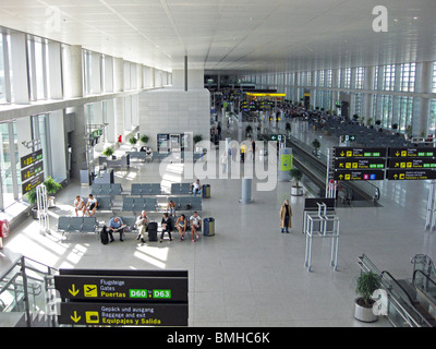 Blick entlang der Pier des terminal 3 (Luftseite), Flughafen, Malaga, Costa Del Sol, Provinz Malaga, Andalusien, Südspanien, Westeuropa. Stockfoto