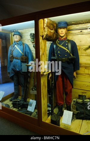 Soldaten Uniformen, Ausrüstung und Waffen der französischen Armee verwendet in den ersten Weltkrieg. Geschichtsmuseum in Belfort Zitadelle. Frankreich Stockfoto
