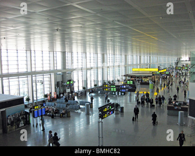 Blick entlang der Pier des terminal 3 (Luftseite), Flughafen, Malaga, Costa Del Sol, Provinz Malaga, Andalusien, Südspanien, Westeuropa. Stockfoto