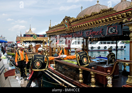 Istanbul Restaurant Terrasse Boote Goldene Horn Galata Waterfront Brückenturm verkaufen heiße Makrele Fisch Balik Ekmek Eminonu Stockfoto Istanbul Restaurant Terrasse Boote Goldene Horn Galata Waterfront Brückenturm verkaufen heiße Makrele Fisch Balik Ekmek Eminonu Stockfoto