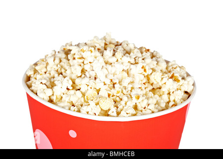 Detail der Popcorn in einem Eimer über einen weißen Hintergrund Stockfoto