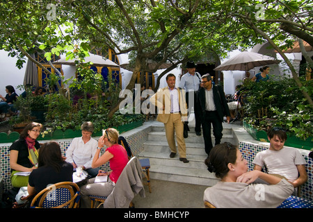 Besucher genießen einen Drink an der inneren Terrasse des Cafés große Moschee, Paris, Frankreich Stockfoto