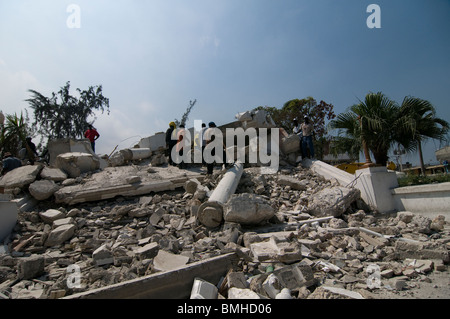 Männer entfernen Schutt eines Gebäudes, das in Port-au-Prince nach einem Erdbeben der Stärke 7,0 am 12. Januar 2010 in Haiti einbrach Stockfoto