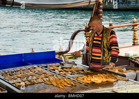 Istanbul Restaurant Terrasse Boote Goldene Horn Galata Waterfront Brückenturm verkaufen heiße Makrele Fisch Balik Ekmek Eminonu Stockfoto