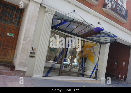 Haupteingang der beliebten West End restaurant Quaglinos, in der Straße begraben in St James. Stockfoto