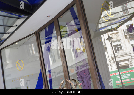 Hautnah und leicht abgewinkelt Aspekt der wichtigsten Türen und Fenster des Restaurant Quaglinos in Bury Street St James. Stockfoto