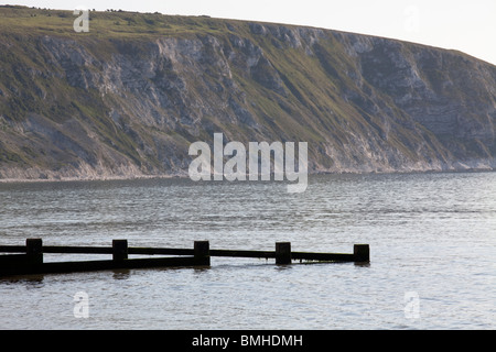 Hölzerne Buhnen, Wellenbrecher, bei Swanage auf einer ruhigen am frühen Morgen Stockfoto