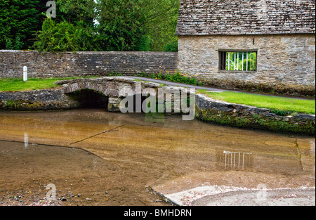 Der Ford und Stone Bridge in hübschen Cotswold Dorf Shilton, Oxfordshire, England, Großbritannien Stockfoto