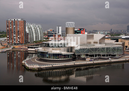 Blick aus dem Imperial War Museum North, über den Manchester Ship Canal, The Lowry, Salford Quays, Manchester, UK Stockfoto