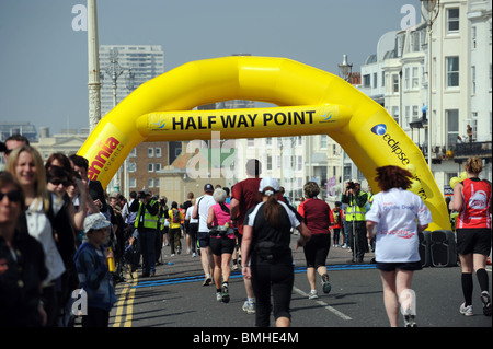 Läufer, die Teilnahme an der ersten Brighton Marathon 2010 erhalten Sie bis zu dem Punkt auf halbem Weg Stockfoto