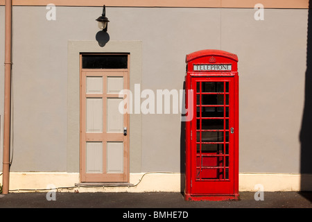 Großbritannien, England, Devon, Churston Bahnhof Plattform, alte K6 rote Telefonzelle, neben Tür in leere Wand Stockfoto