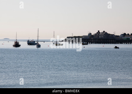 ankern Boote in Swanage Bay im frühen Morgenlicht Stockfoto