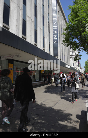 Verbraucher und Touristen angezogen durch Oxford Street Vielzahl und abwechslungsreichen Geschäften vorbeigehen Debenhams Flagship-Store. Stockfoto