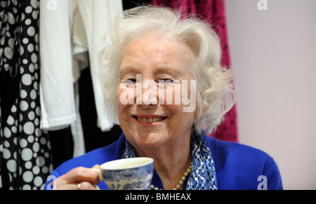 Kräfte-Geliebte Dame Vera Lynn lächelnd Stockfoto