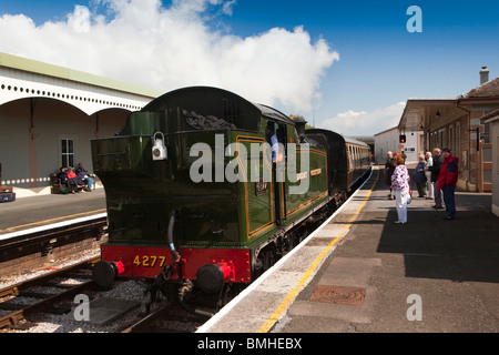 Großbritannien, England, Devon, Churston, Paignton und Dartmouth Steam Railway, GWR 4200 Klasse 4277 2-8-0 t Lokomotive Stockfoto