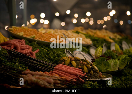 Die Imbissbuden von Djemaa El Fna, Marrakesch, Marokko wichtigsten öffentlichen Platz verkaufen orange Saft, Muttern, Schnecken und traditionelle Speisen. Stockfoto