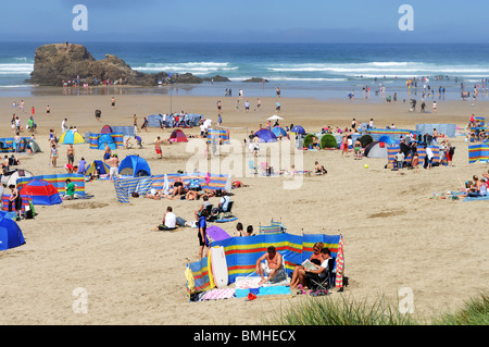 Urlauber am Strand von Perranporth in Cornwall, Großbritannien Stockfoto